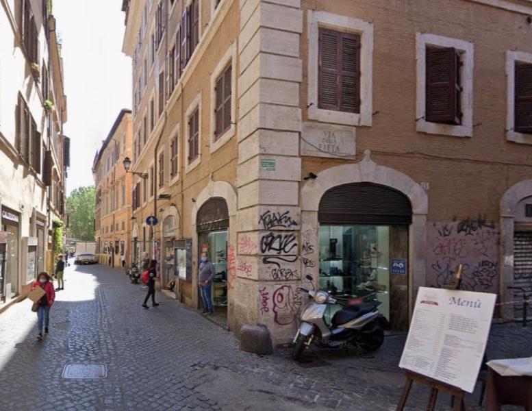 negozio in affitto a Roma in zona Rione Regola