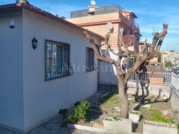 casa indipendente in affitto a Roma in zona Tomba di Nerone