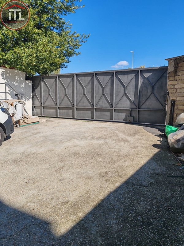 locale commerciale in affitto a Roma in zona Massimina/Casal Lumbroso