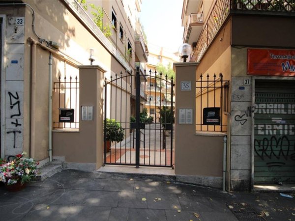 negozio in affitto a Roma in zona Appio Latino