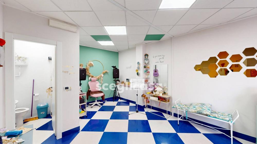 locale commerciale in affitto a Roma in zona Tuscolano