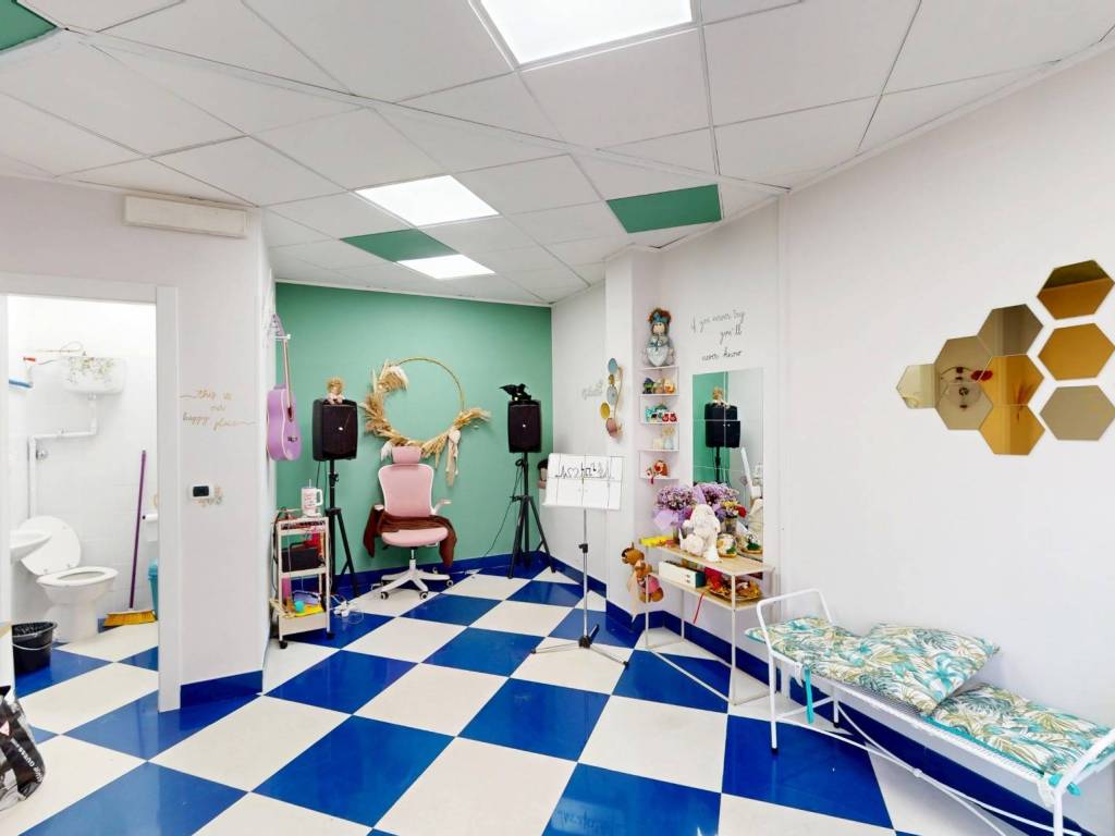 negozio in affitto a Roma in zona Tuscolano