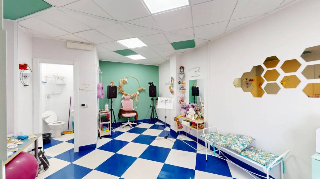 negozio in affitto a Roma in zona Tuscolano