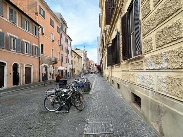 negozio in affitto a Roma in zona Rione Borgo