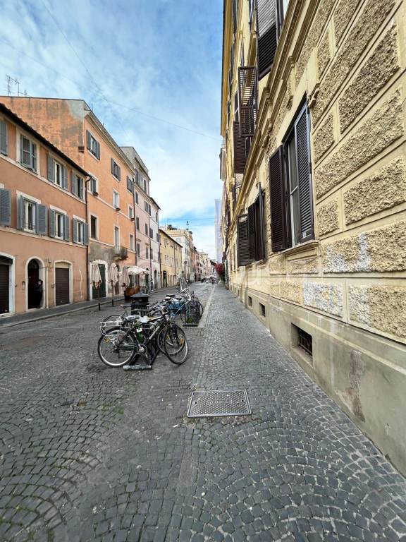 negozio in affitto a Roma in zona Rione Borgo