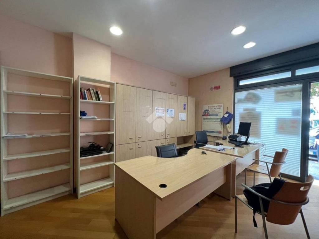 negozio in affitto a Roma in zona Appio Latino