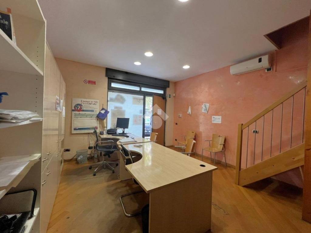 negozio in affitto a Roma in zona Appio Latino