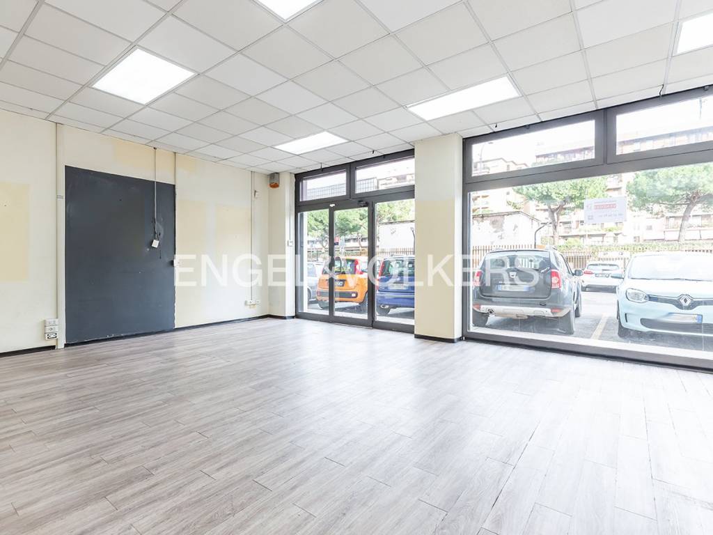 negozio in affitto a Roma in zona Cinecittà