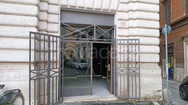 negozio in affitto a Roma in zona Rione di Ponte