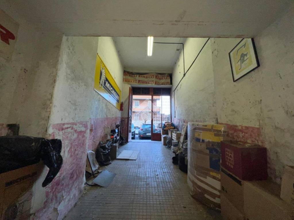 locale commerciale in affitto a Roma in zona Tuscolano