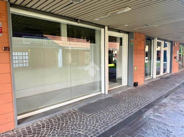 negozio in affitto a Roma in zona Axa