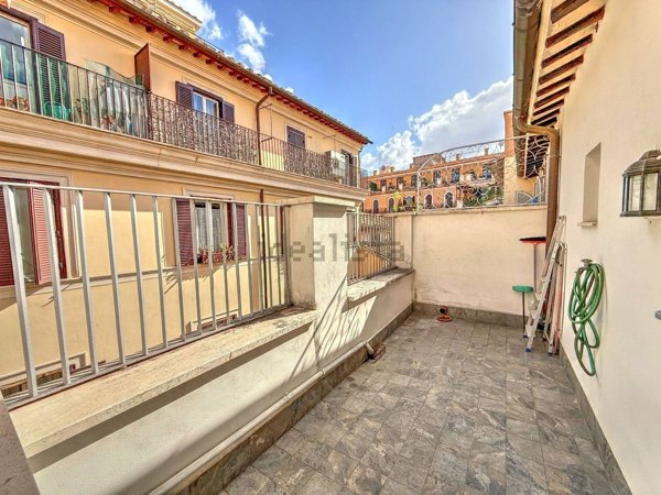 appartamento in affitto a Roma in zona Trevi-Colonna