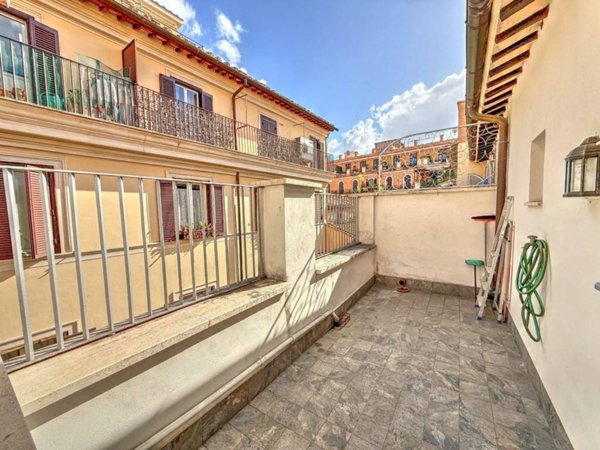 appartamento in affitto a Roma in zona Trevi-Colonna