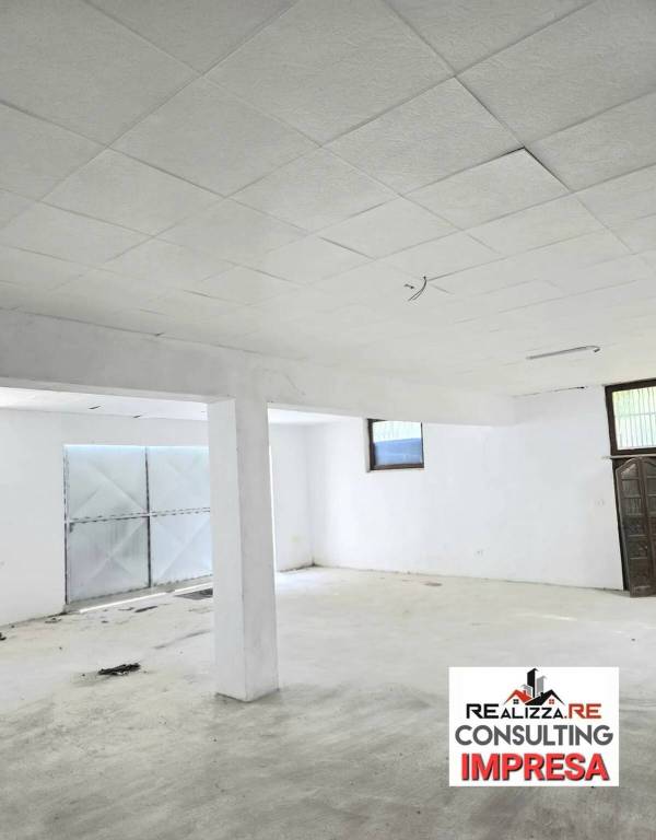 negozio in affitto a Roma in zona Casal Morena