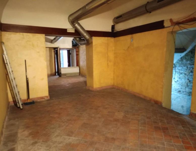 negozio in affitto a Roma in zona Rione di Ponte