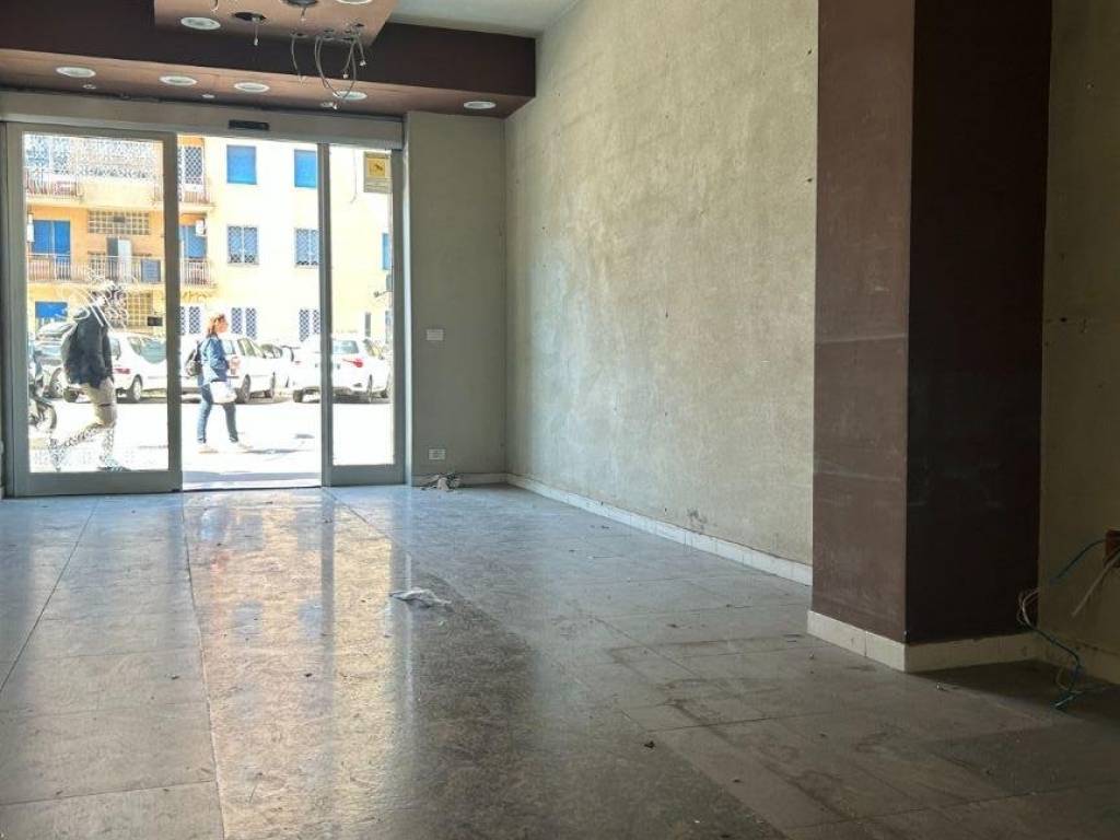 negozio in affitto a Roma in zona Cinecittà