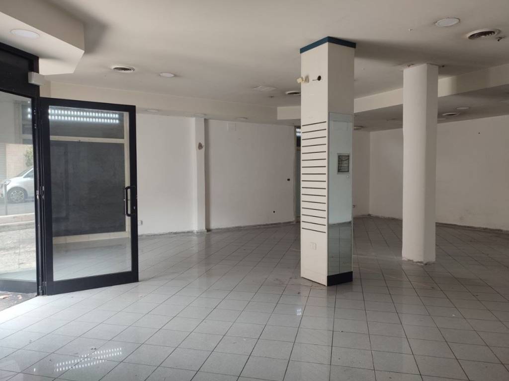 negozio in affitto a Roma in zona Romanina