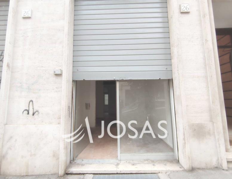 locale commerciale in affitto a Roma in zona Tuscolano