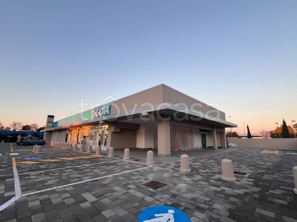 negozio in affitto a Roma in zona Acilia