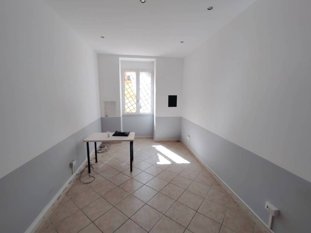 negozio in affitto a Roma in zona Appio Latino