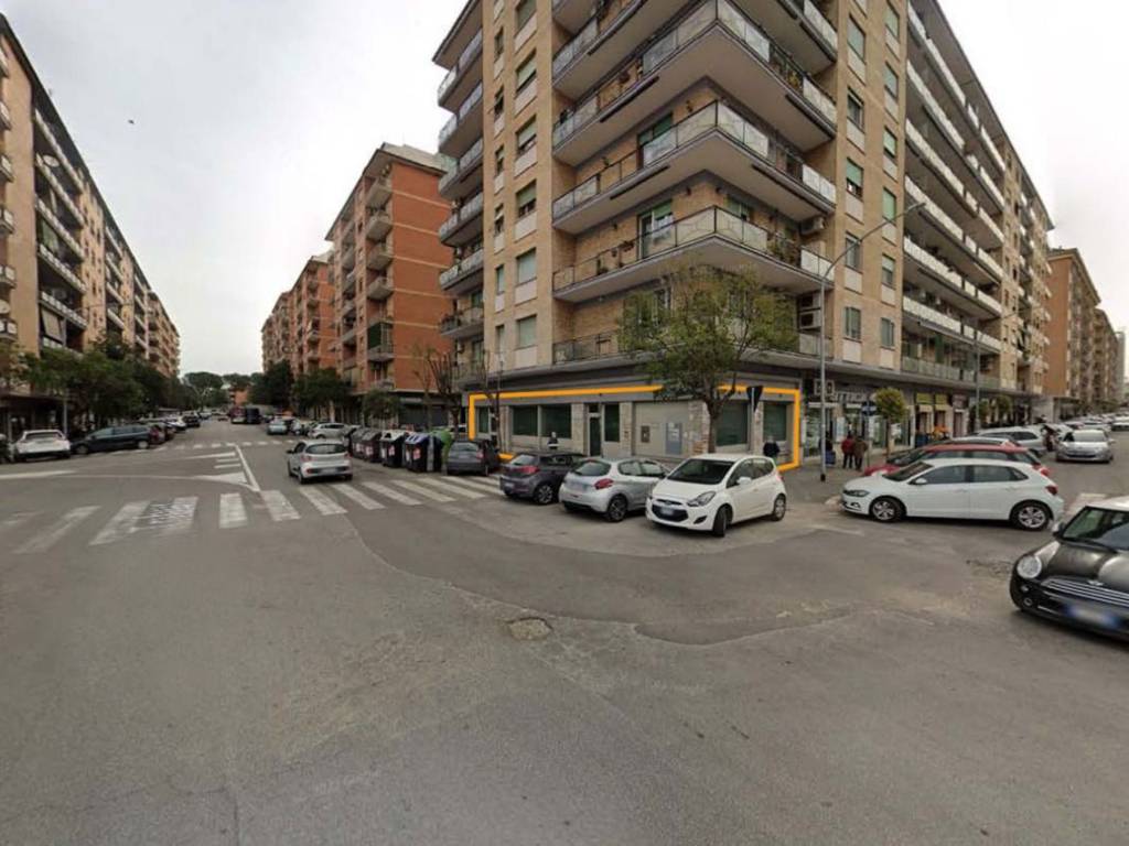 negozio in affitto a Roma in zona Cinecittà