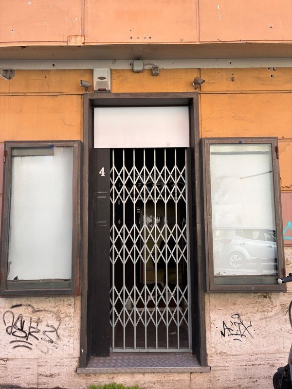 locale commerciale in affitto a Roma in zona Tuscolano