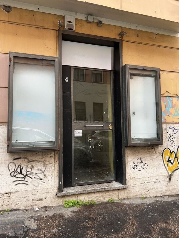 locale commerciale in affitto a Roma in zona Tuscolano