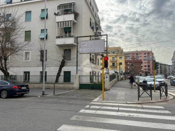negozio in affitto a Roma in zona Tuscolano