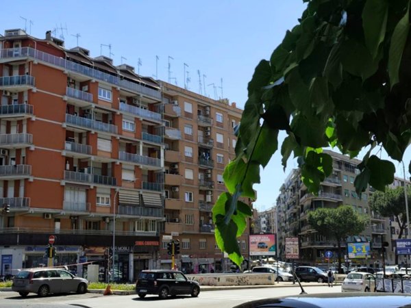 negozio in affitto a Roma in zona Appio Latino