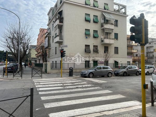 negozio in affitto a Roma in zona Tuscolano