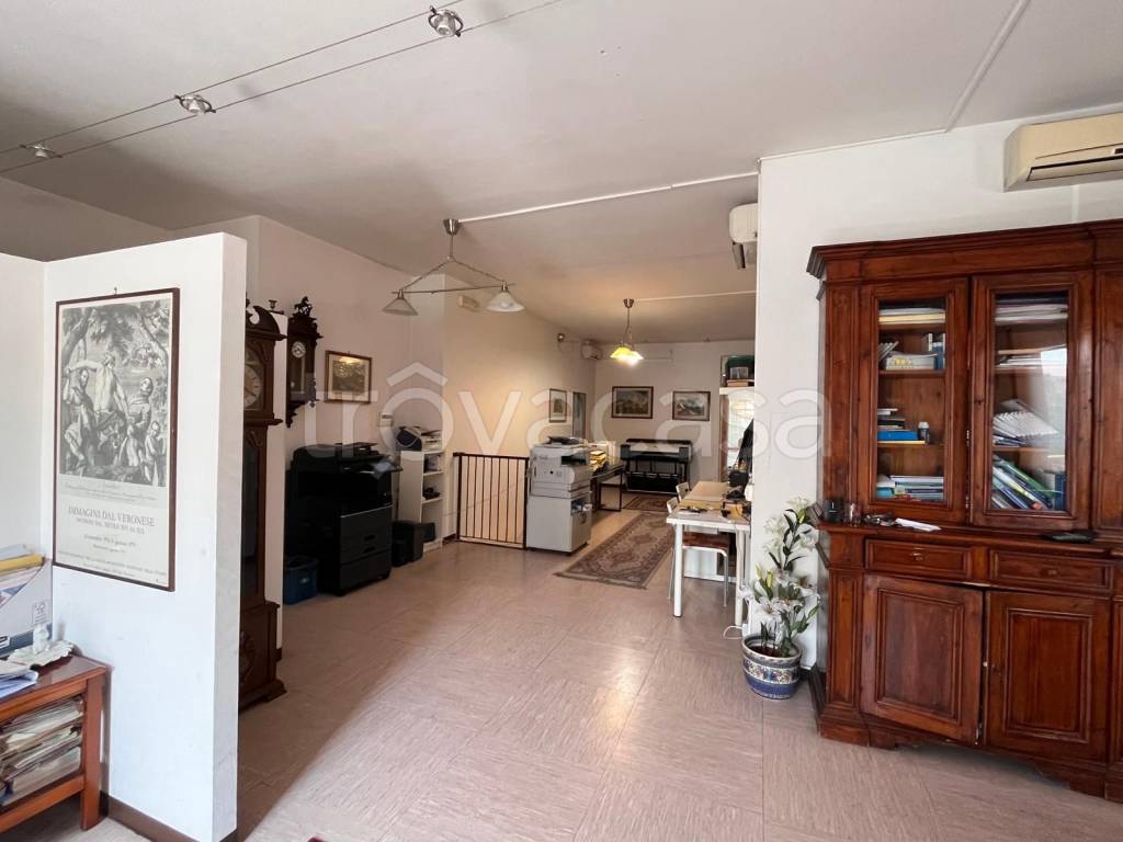 negozio in affitto a Roma in zona Appio Claudio