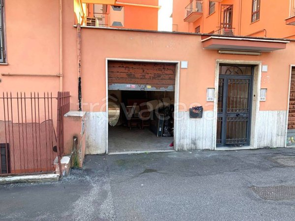 locale commerciale in affitto a Roma in zona Tuscolano