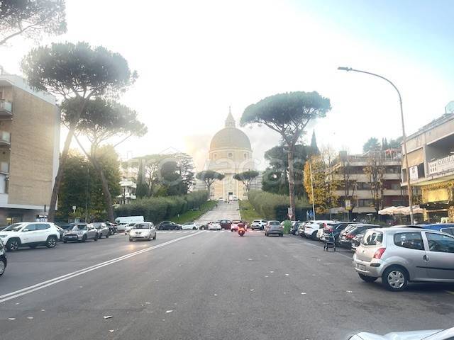 negozio in affitto a Roma in zona EUR