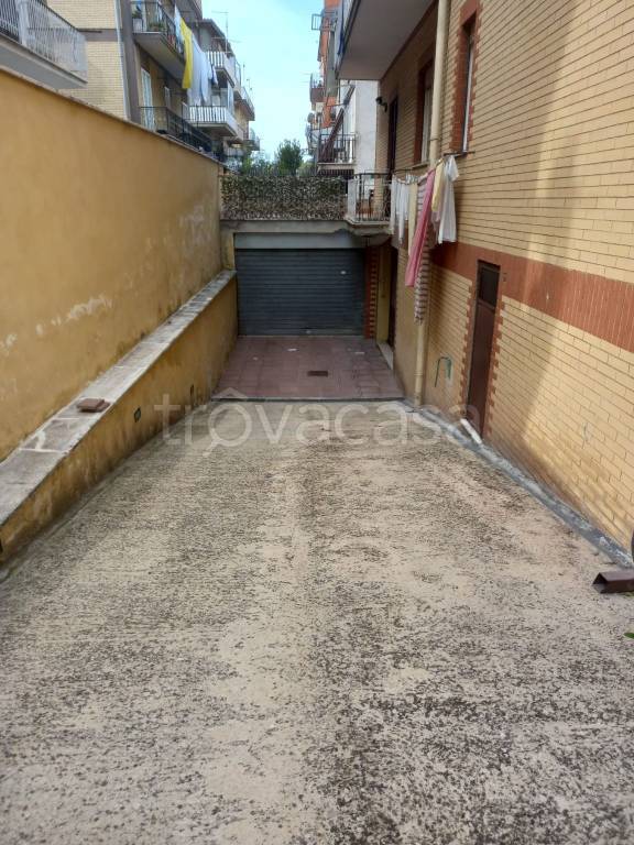 negozio in affitto a Roma in zona Torre Angela