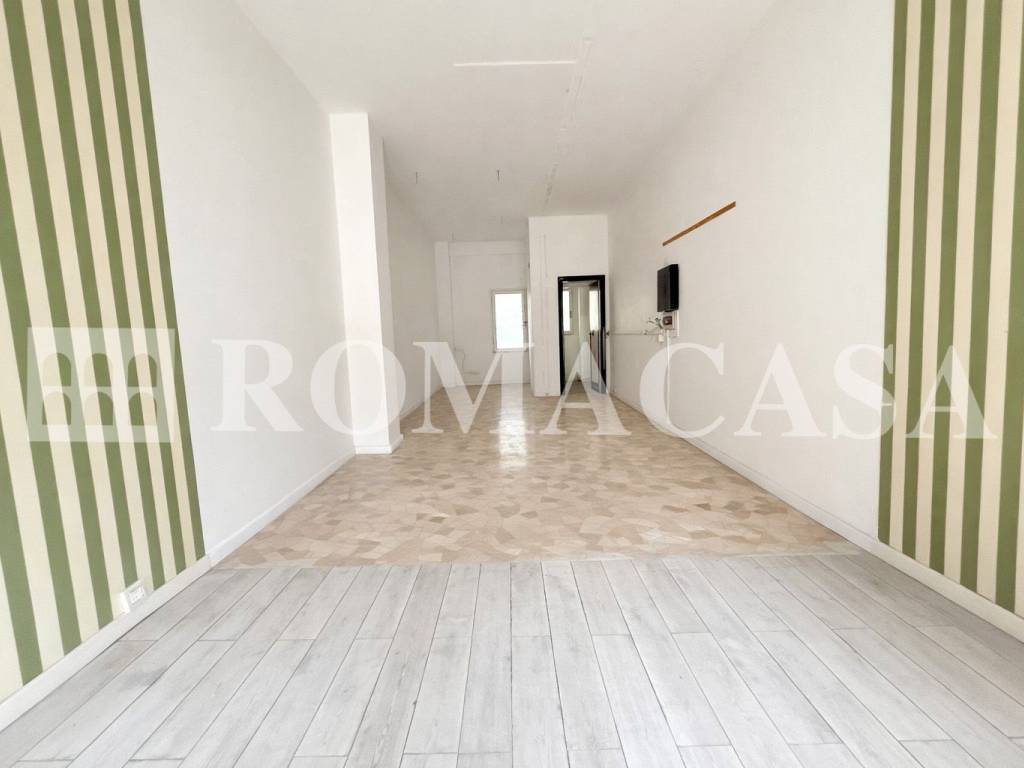 negozio in affitto a Roma in zona Cinecittà