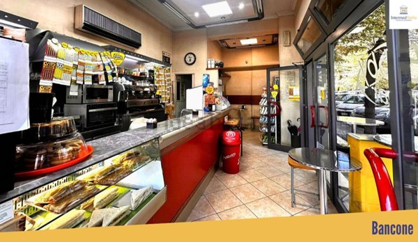 negozio in affitto a Roma in zona Tuscolano