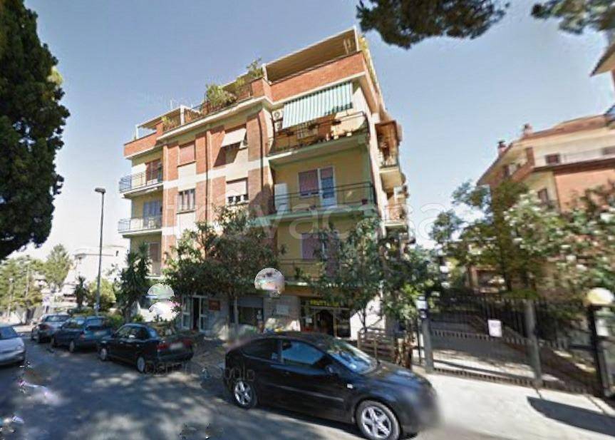 negozio in affitto a Roma in zona Tomba di Nerone