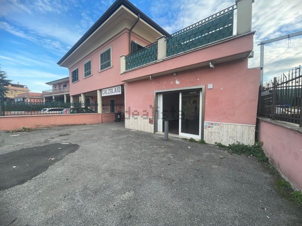 locale commerciale in affitto a Roma in zona Borghesiana