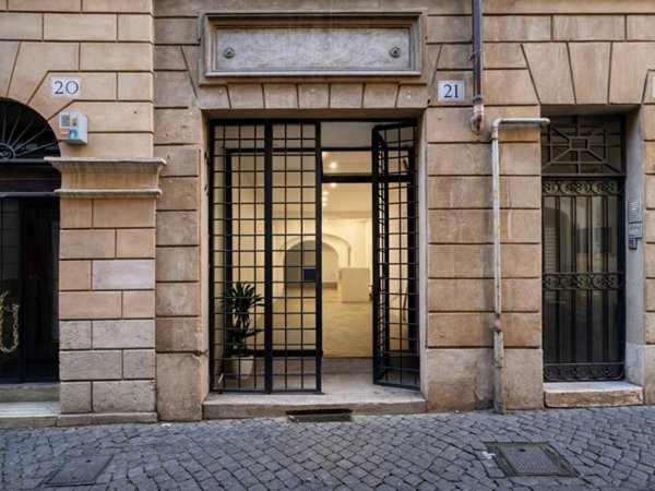 negozio in affitto a Roma in zona Rione di Ponte