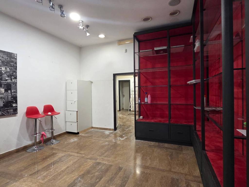 negozio in affitto a Roma in zona Rione Regola