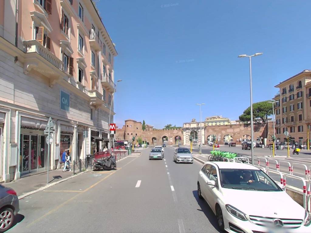 negozio in affitto a Roma in zona Tuscolano