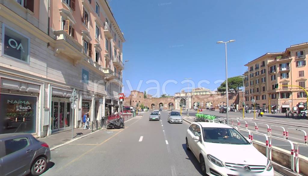 negozio in affitto a Roma in zona Tuscolano