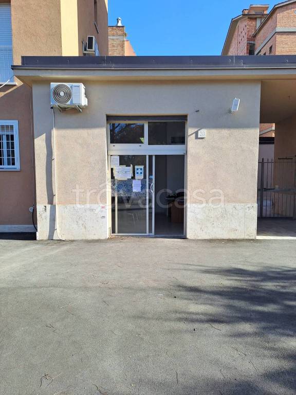 negozio in affitto a Roma in zona Ostia