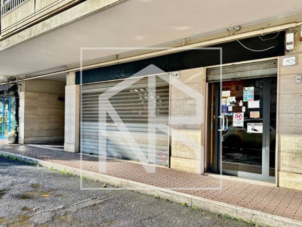 negozio in affitto a Roma in zona Ponte di Nona