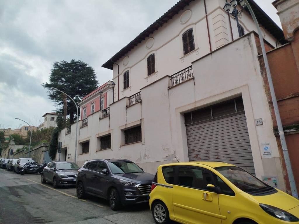 negozio in affitto a Roma in zona Tuscolano