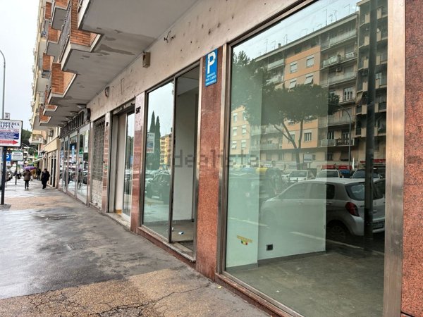 locale commerciale in affitto a Roma