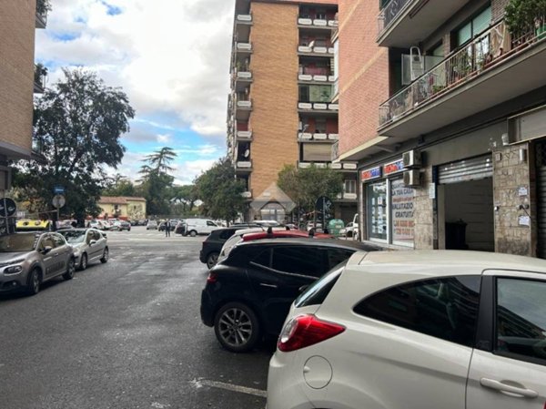 negozio in affitto a Roma in zona Tuscolano