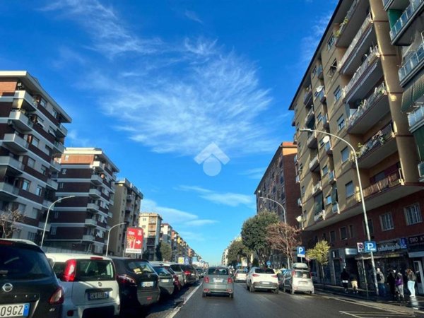 negozio in affitto a Roma in zona Cinecittà