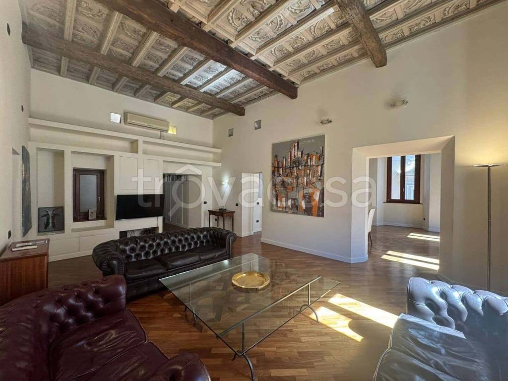 appartamento in affitto a Roma in zona Trevi-Colonna