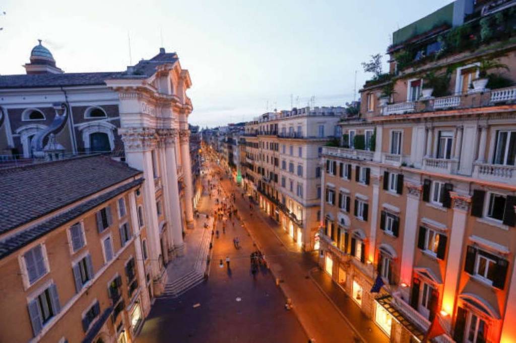 negozio in affitto a Roma in zona Trevi-Colonna